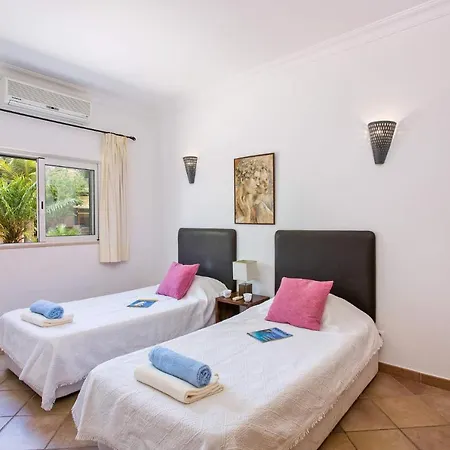 Elenor C - Central Location In Vale Da Parra - 3 Adjoining Villas 빌라 기아